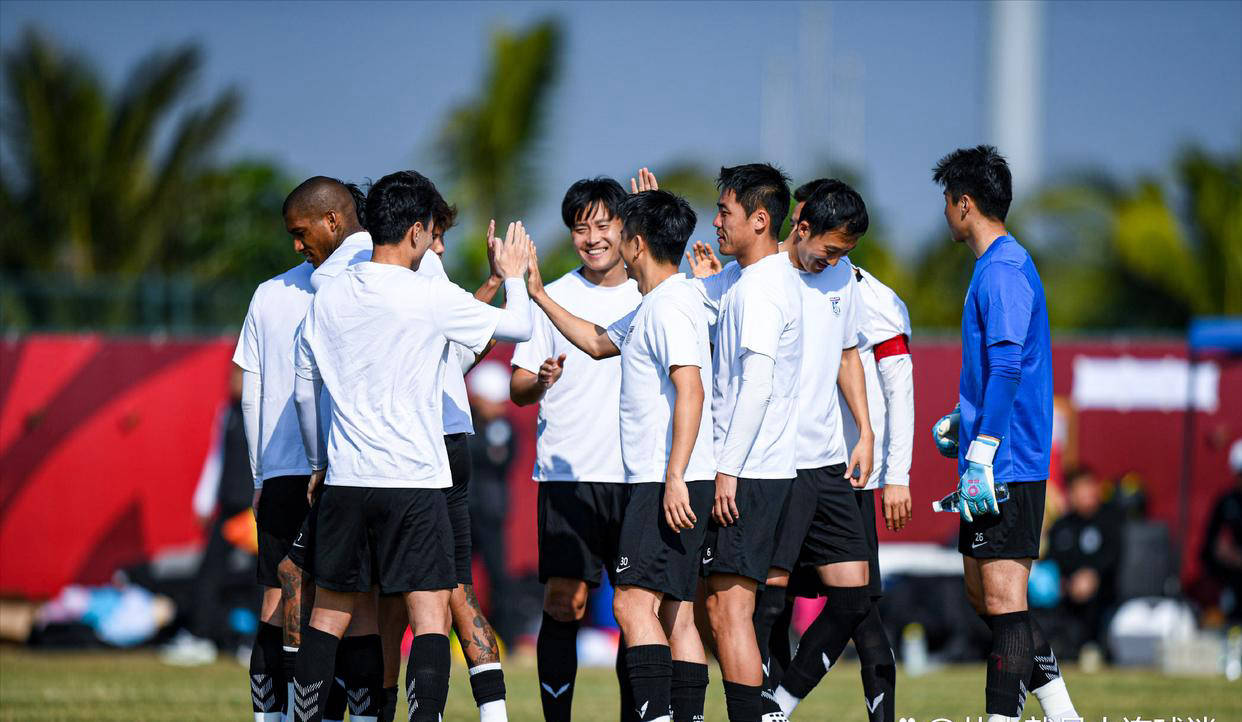 外援球员表现抢眼,为球队贡献巨大 外援球员表现抢眼,为球队贡献巨大