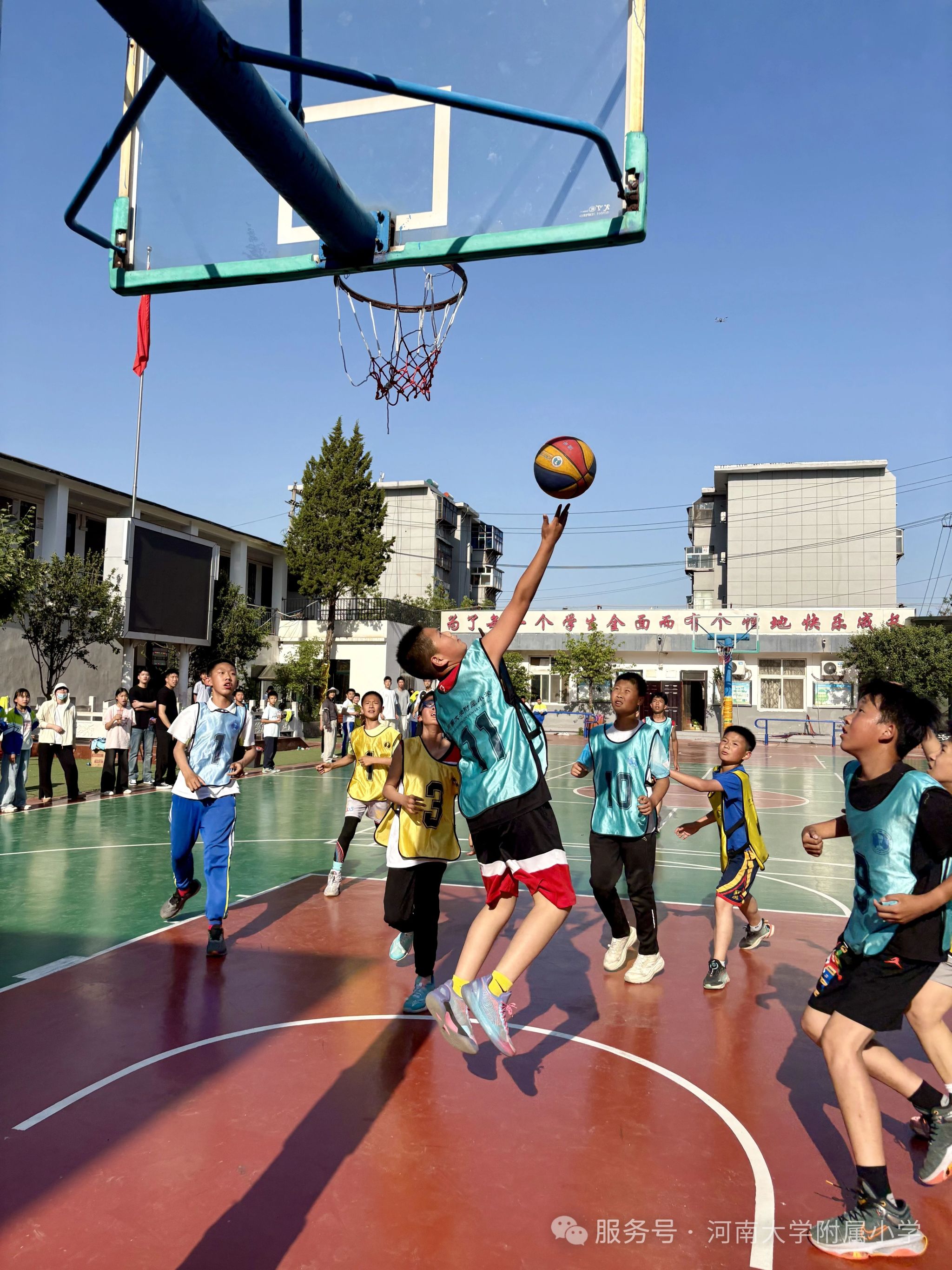 队员间默契配合，形成整体强大力量