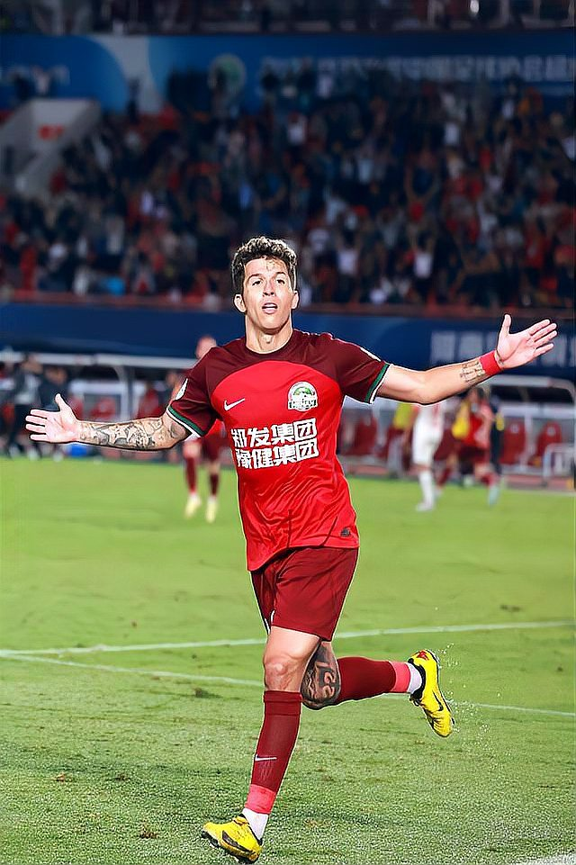 足球比赛再次引发狂热,球员们备战期待胜利 足球比赛再次引发狂热,球员们备战期待胜利