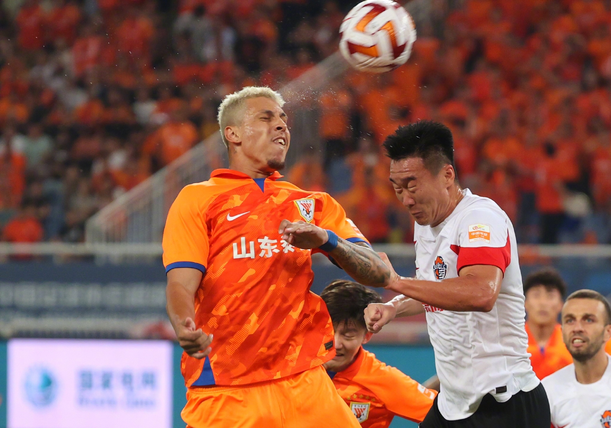 足球职业选手即将迎战困难挑战 足球职业选手即将迎战困难挑战