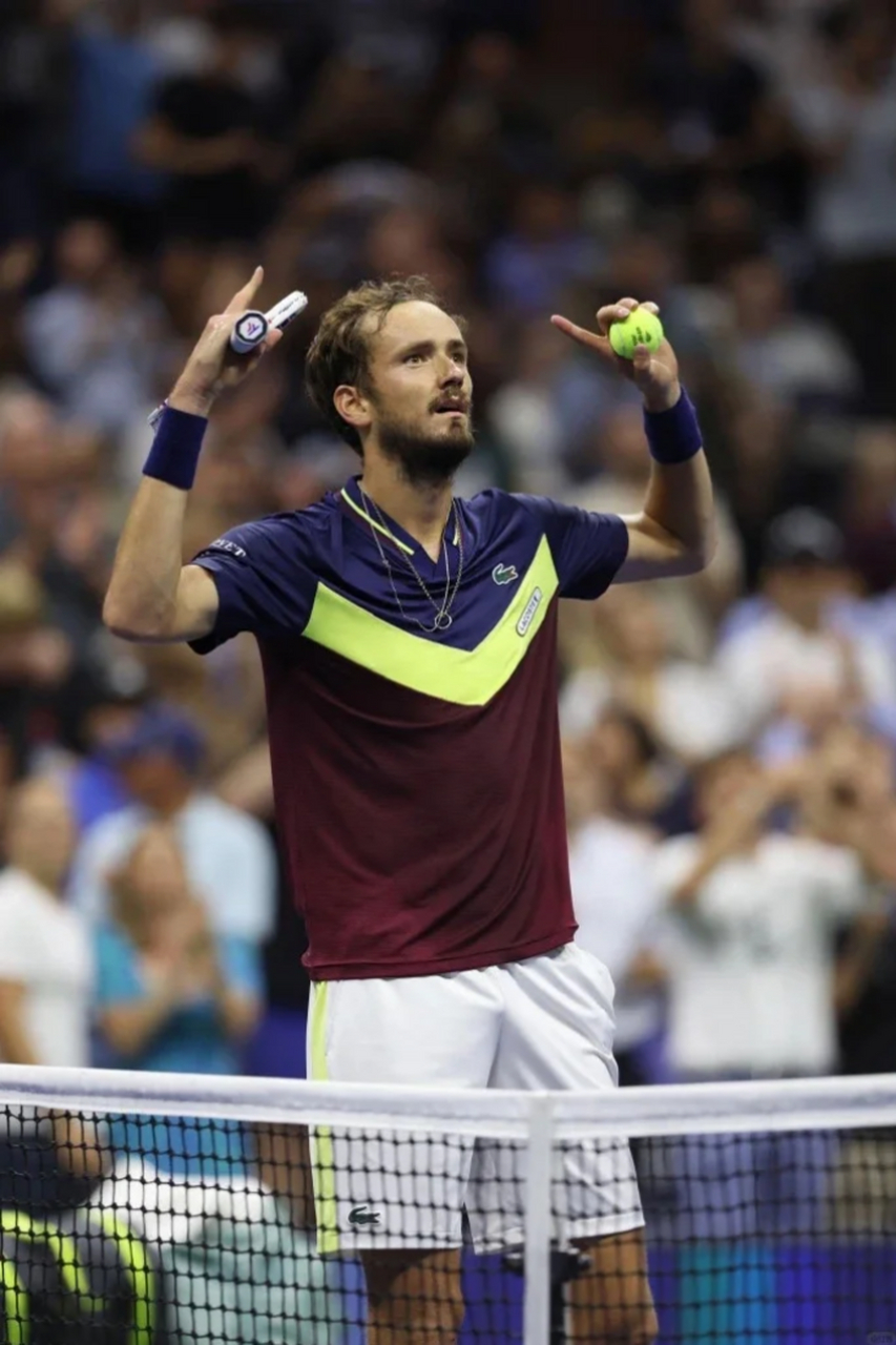 包含美网碾压拉沃尔杯，梅德韦杰夫点燃赛场的词条