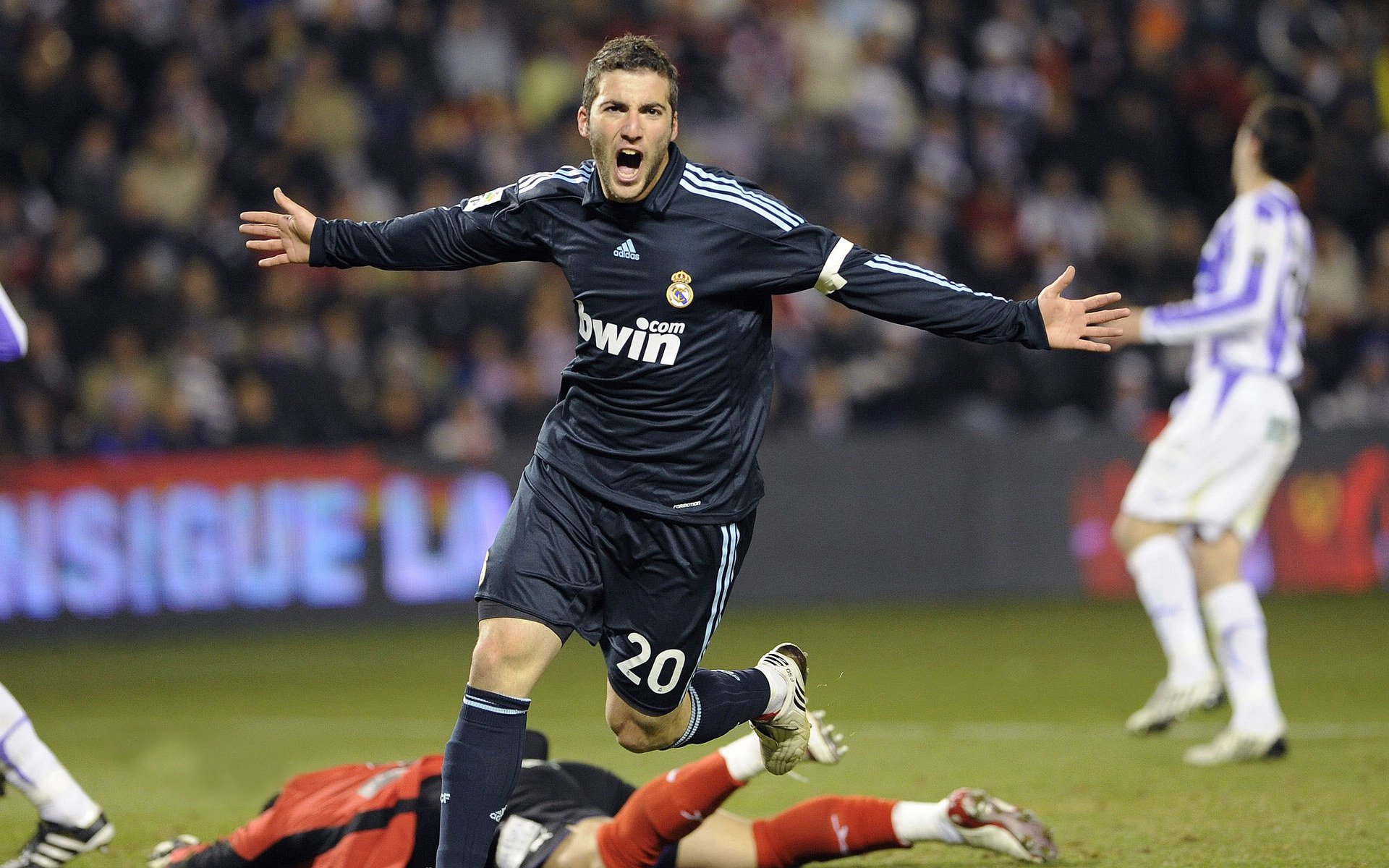 橙衣风暴的战术革新，从荷兰的连续得分压制到李刚仁的生死战接管