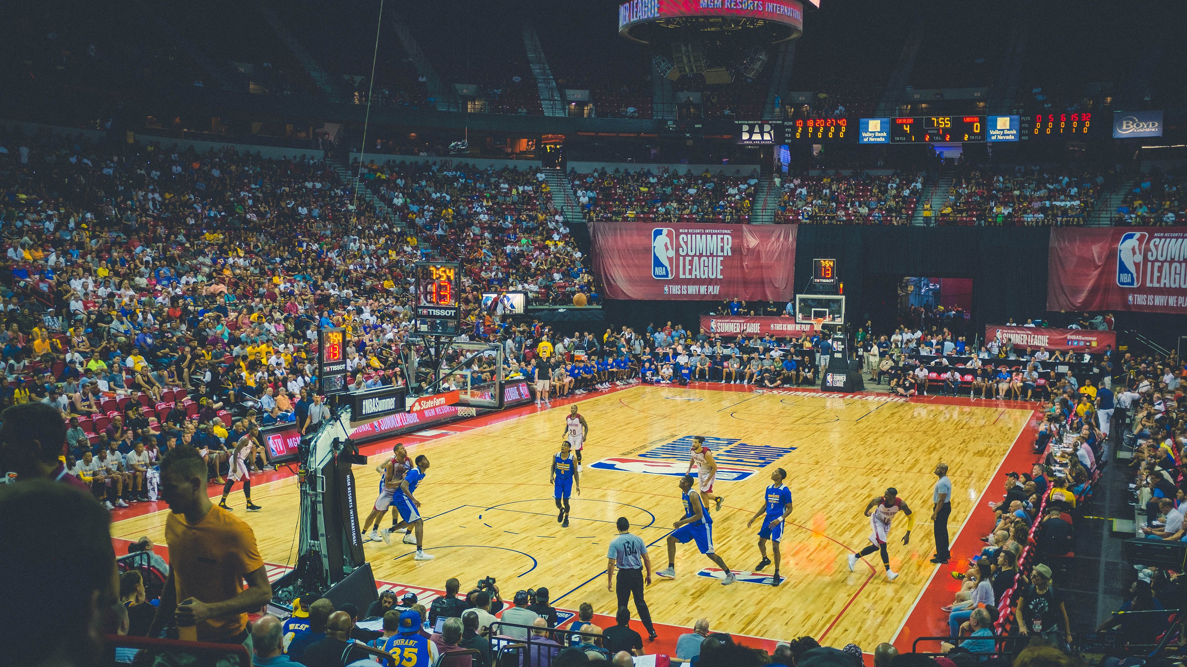 铁血火箭以窒息防守锁死黄蜂，伦纳德末节封神诠释关键先生本色
